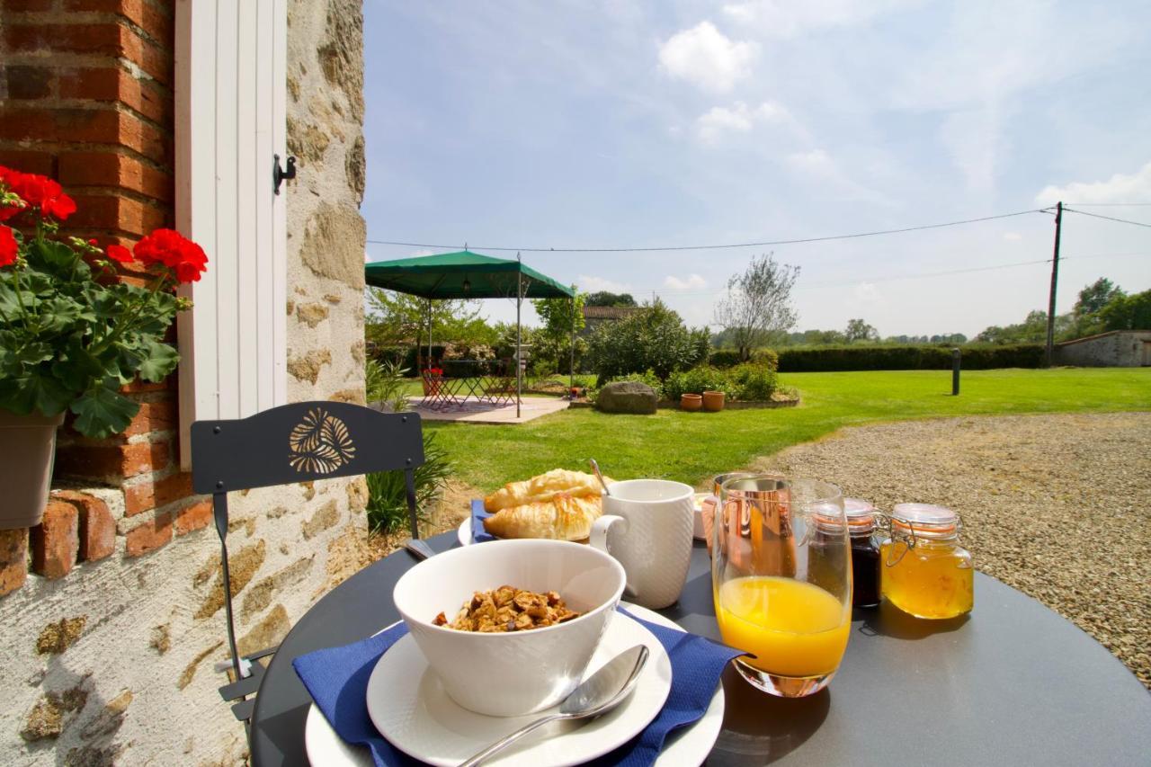 O Trois Oliviers Bed & Breakfast Louin Ngoại thất bức ảnh
